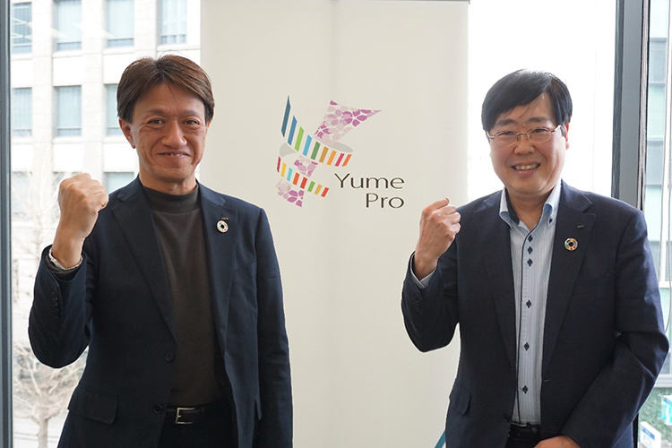 OKI 藤原執行役員 CINO兼CTO(左)、イノベーション推進センター ビジネス推進部 佐々木担当部長(右)の写真