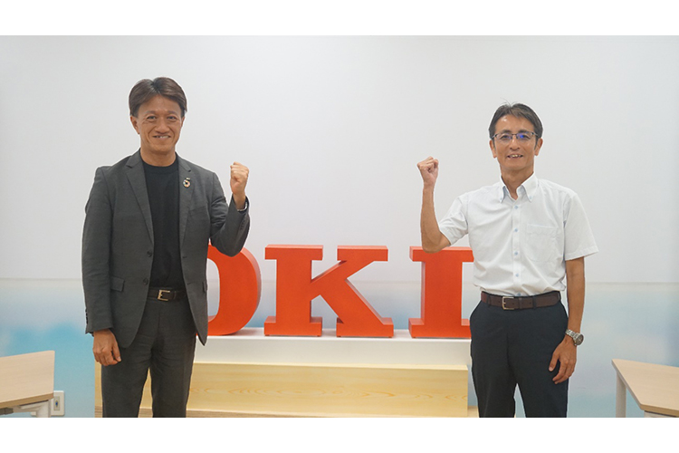 OKI藤原執行役員 イノベーション責任者兼イノベーション事業開発担当(左)、特機システム事業部 事業企画部 田辺部門長(右)の写真