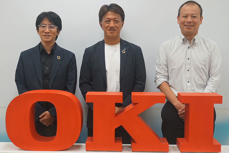 OKI藤原執行役員 イノベーション責任者兼イノベーション事業開発担当（左）、イノベーション事業開発センター　ビジネス開発部 伊藤部長（右）、同　物流・地域DXチーム　吉原TM（中央）の写真