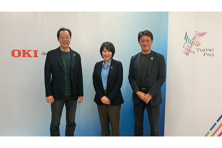 OKI藤原執行役員 イノベーション責任者兼イノベーション事業開発担当(右)、イノベーション事業開発センター 企画室 鈴木(中央)、同 企画室 福永(左)の写真