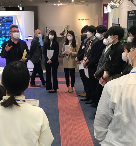 セブン銀行との共創WSでのショールーム見学の様子の写真