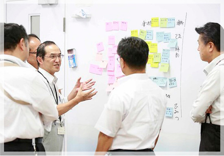 基礎研修でコメントする千村塾長の写真