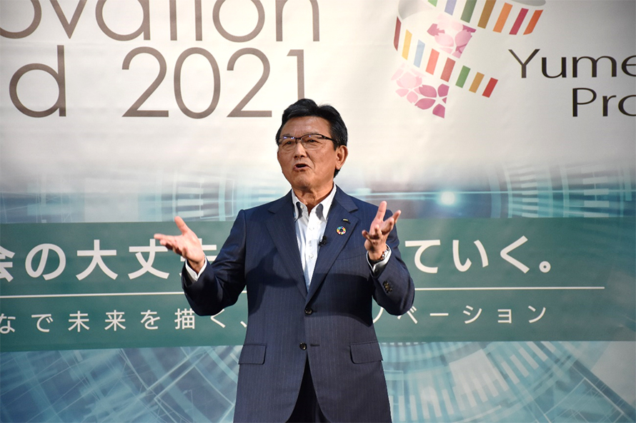 鎌上社長の講演の様子の写真