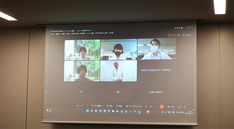 若手研究員との中継の様子の写真