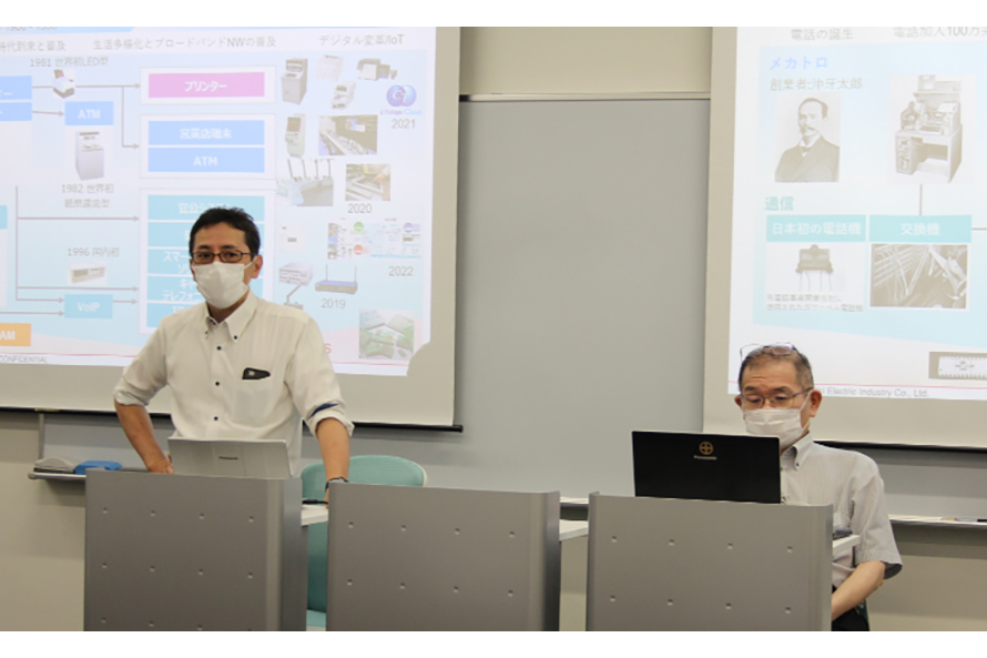 講演中の前野センター長(左)、東京理科大経営学研究科技術経営専攻 専攻主任(専攻長)若林 教授(右)の写真
