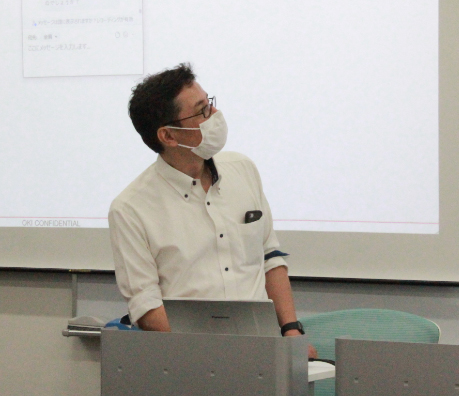 受講生の質問に資料を見ながら答えるOKI 前野の写真