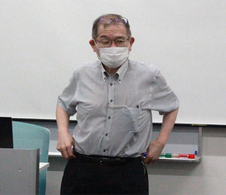 最後に挨拶を述べる若林教授の写真