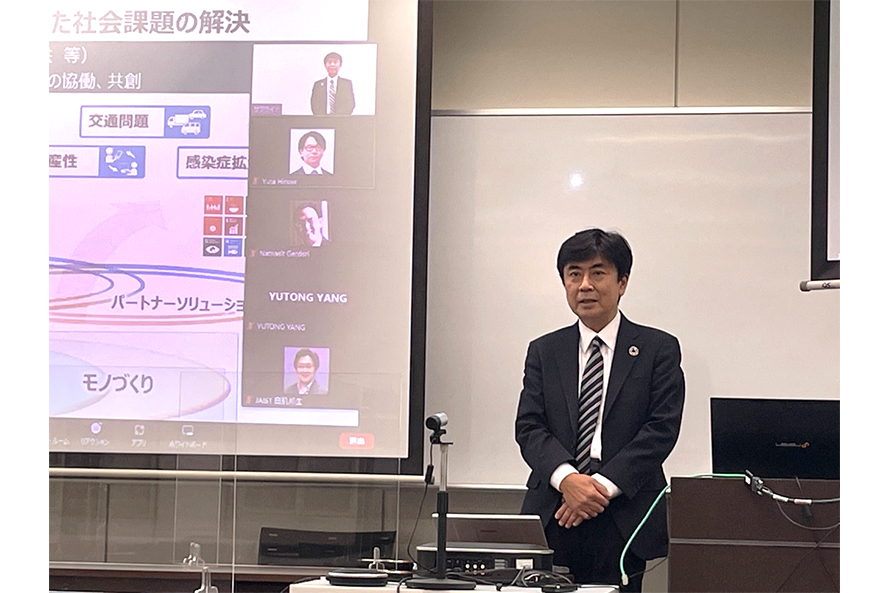 OKIイノベーション推進センター企画室 加藤室長による講義の様子の写真