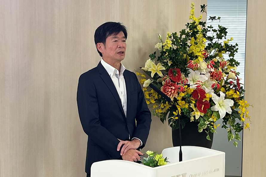 イノベーション推進センター AI技術研究開発部 須崎部長による講演の様子の写真