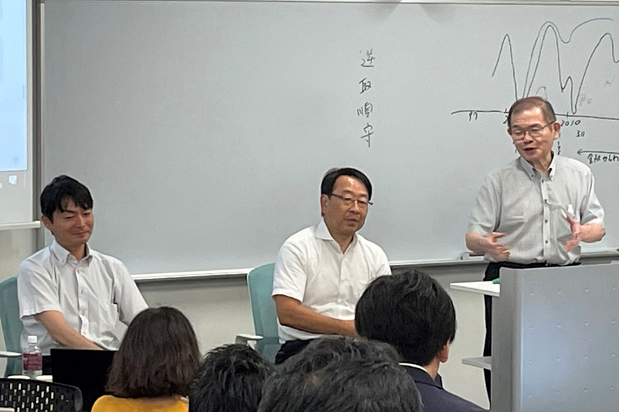 (左から)OKI鈴木部長、OKI西村事業部長、東京理科大経営学研究科技術経営専攻 若林教授の写真