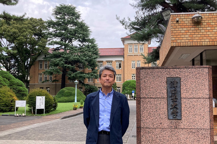 イノベーション事業開発センターの岩本さん(大学正門前にて)の写真