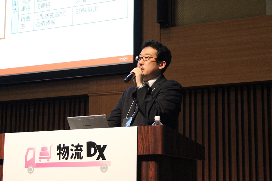 講演をするイノベーション事業開発センター 川口の写真