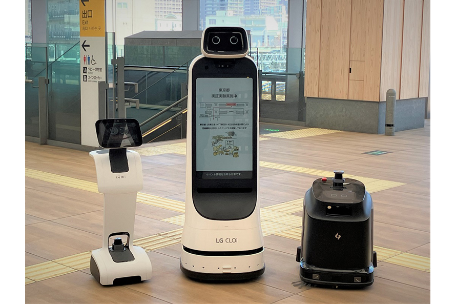 「REMOWAY」で制御された複数種のサービスロボット(左から案内ロボット、サイネージロボット、清掃ロボット)の写真