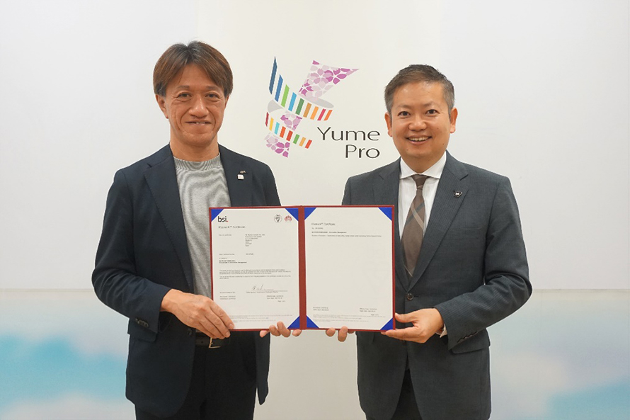 BSIグループジャパン株式会社 漆原将樹 代表取締役社長(右)、OKI 藤原雄彦 執行役員 CINO、CDO兼イノベーション事業開発センター長(左)の写真