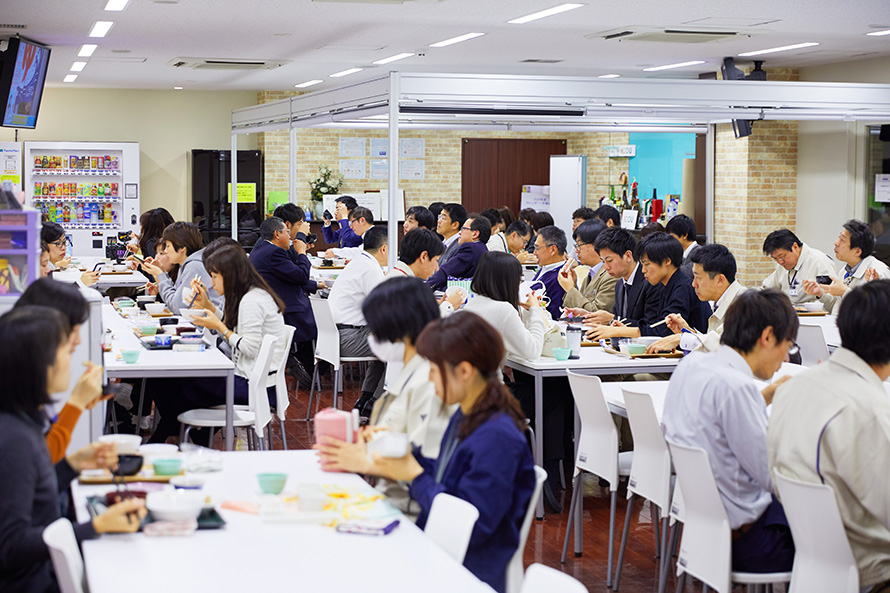 活気溢れる昼食時の社員食堂。奥の「ICOU(憩う)」のスペースには、お酒を常備