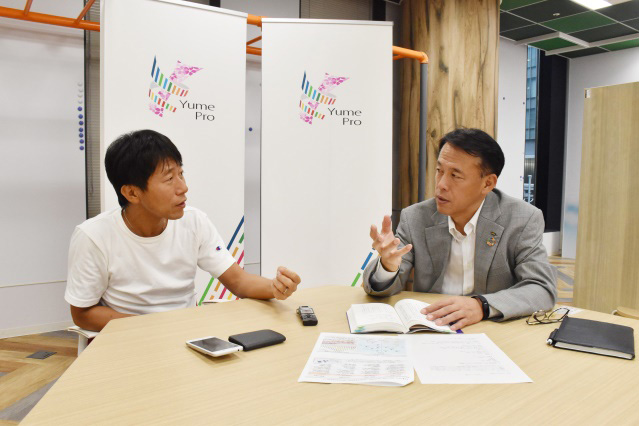 新規事業創出ついて熱く語る守屋さんと横田CINO