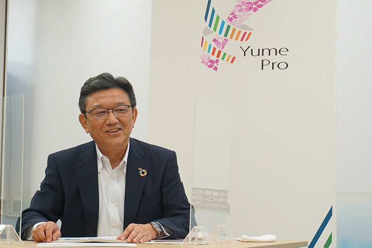 対談中の鎌上社長