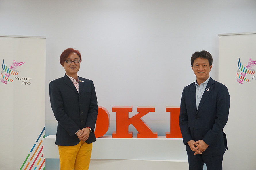 NTTコミュニケーションズ東出プロデュース部門長とOKI執行役員藤原CINO兼CTOの写真