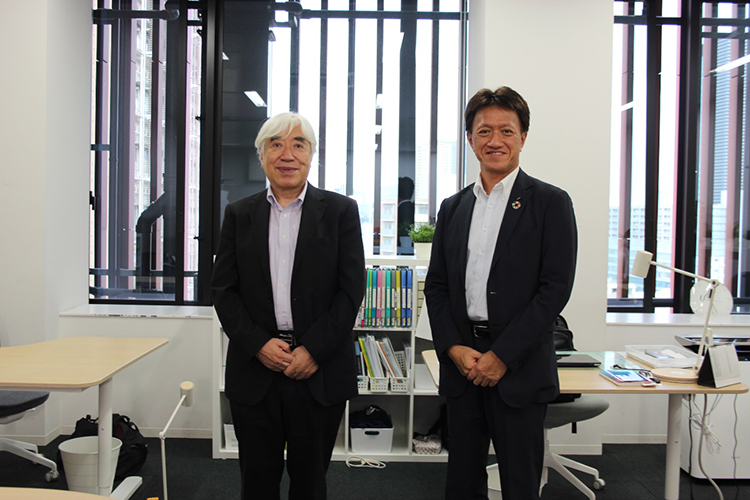 中央大学　鎌倉教授（左）とOKI　藤原執行役員CINO兼CTO（右）の写真