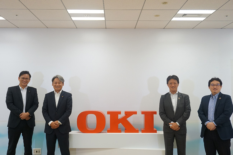 ロンコ・ジャパン安光課長(左)、福西社長(中央左)、OKI藤原執行役員(中央右)、川口(右)の写真