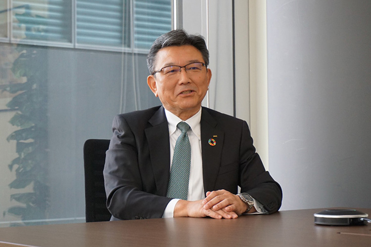 対談中のOKI 鎌上社長の写真