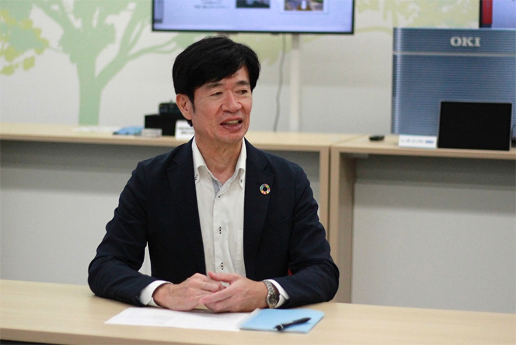 OKI 須崎部長の写真