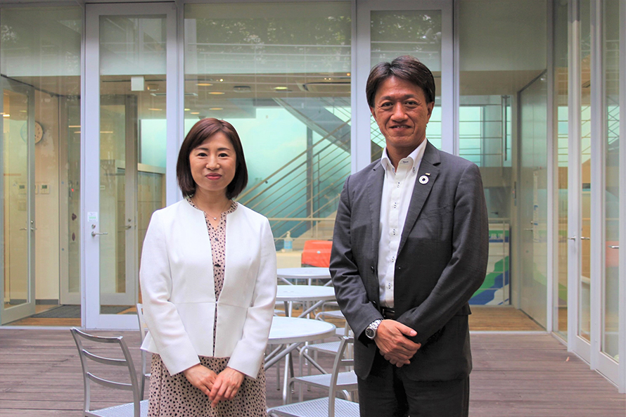 事業構想大学院大学 田中学長(左)とOKI 藤原執行役員CINO兼CTO(右)の写真