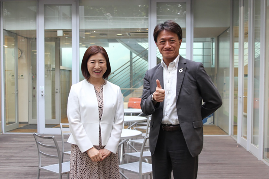 事業構想大学院大学 田中学長(左)とOKI 藤原執行役員CINO兼CTO(右)の写真