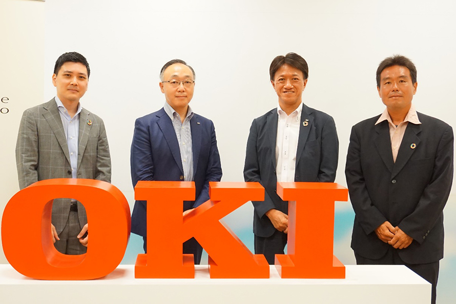左からOKI統合営業本部 牧田、株式会社日本旅行 今西部長、OKI藤原執行役員 CINO兼CTO、OKIソリューションシステム事業本部 山口の写真