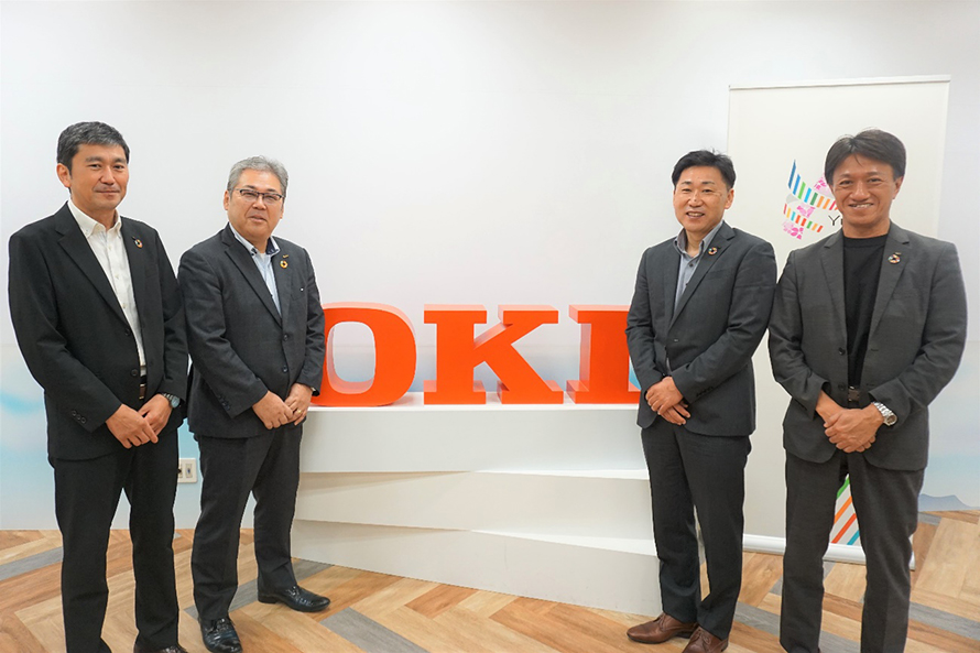 左からOKI SS事業本部 西田、キューオキ 廣島社長 OKI SS事業本部 永井、OKI 藤原執行役員(CINO兼CTO)の写真