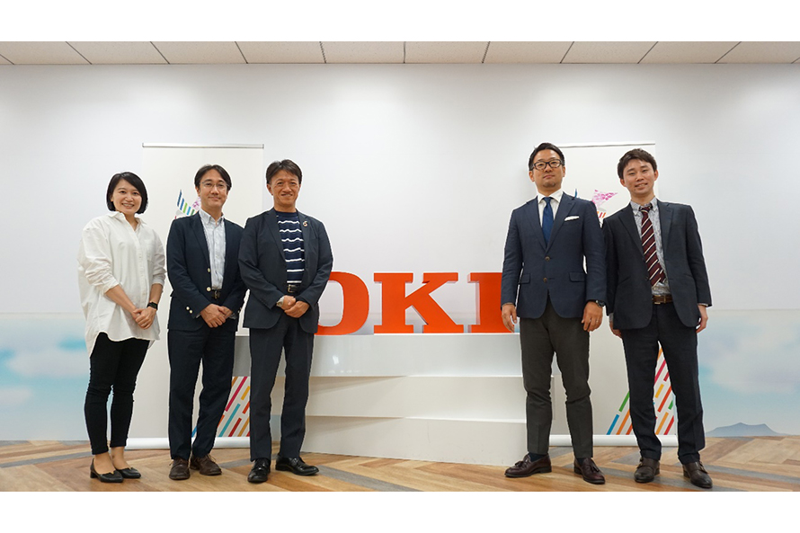 左からOKI武市、岩井部長、藤原執行役員CINO兼CTO、東急不動産 若松グループリーダー、鈴木主任