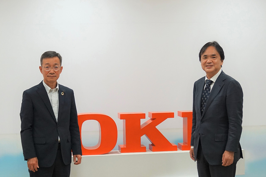 OKIコムエコーズ大塚社長(左)とJIN松本常務理事(右)の写真