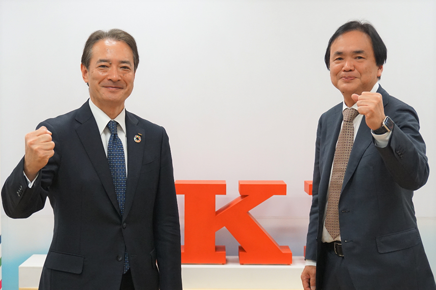 OKI 寺本常務 兼 統合営業本部長(左)、JIN 松本常務理事(右)の写真