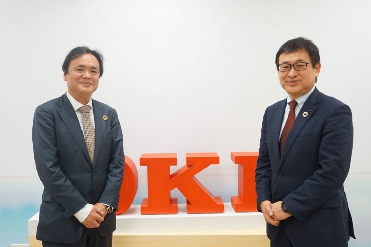 JIN松本常務理事(左)とOKI瀧本上席執行役員 兼 官公営業本部長(右)の写真