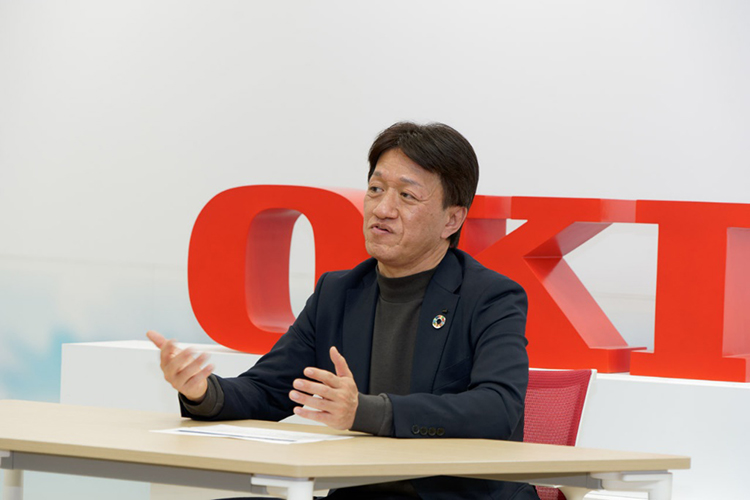 インタビューに答える藤原執行役員 CINO兼CTOの写真