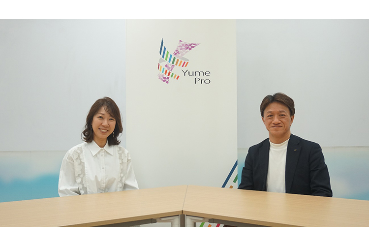 一橋大学 鈴木教授(左)とOKI 藤原CINO(右)の写真