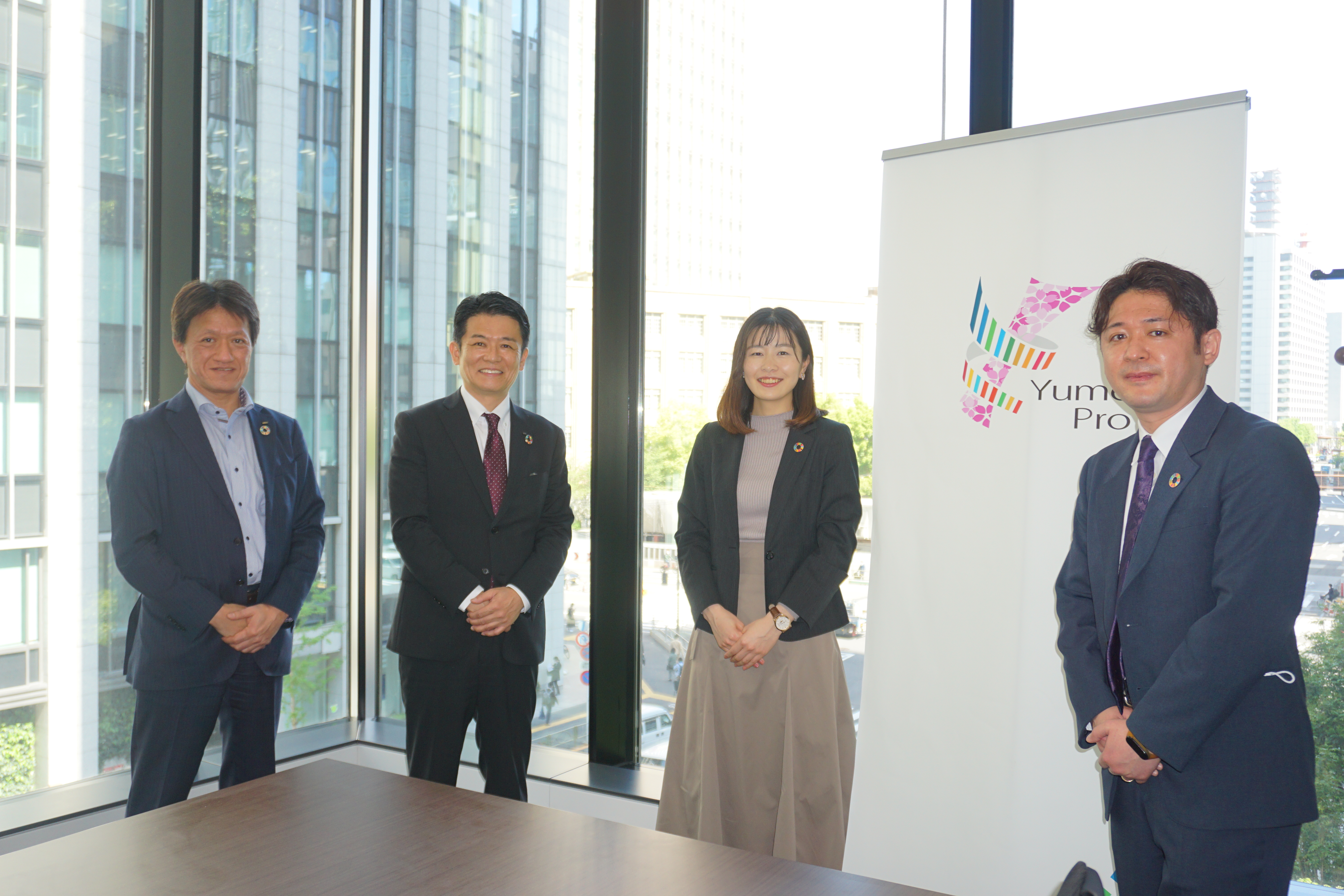 インタビューの様子(左から藤原CINO兼CTO、山田部長、大見、古川)の写真