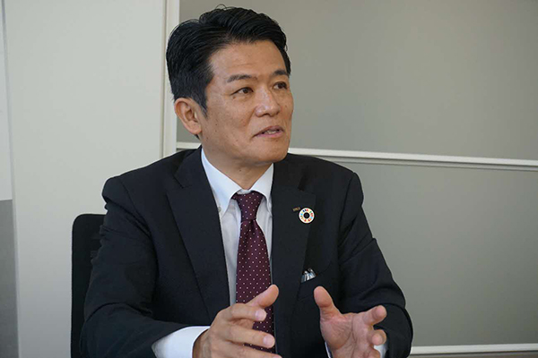 インタビューに答える山田部長の写真