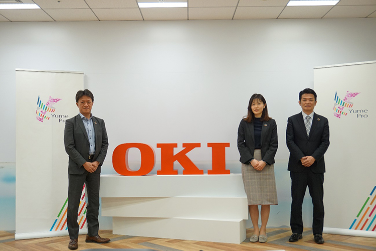 藤原CINO兼CTO(左)、大見(中央)、山田部長(右)の写真