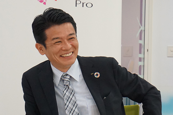 インタビューに答える山田部長の写真