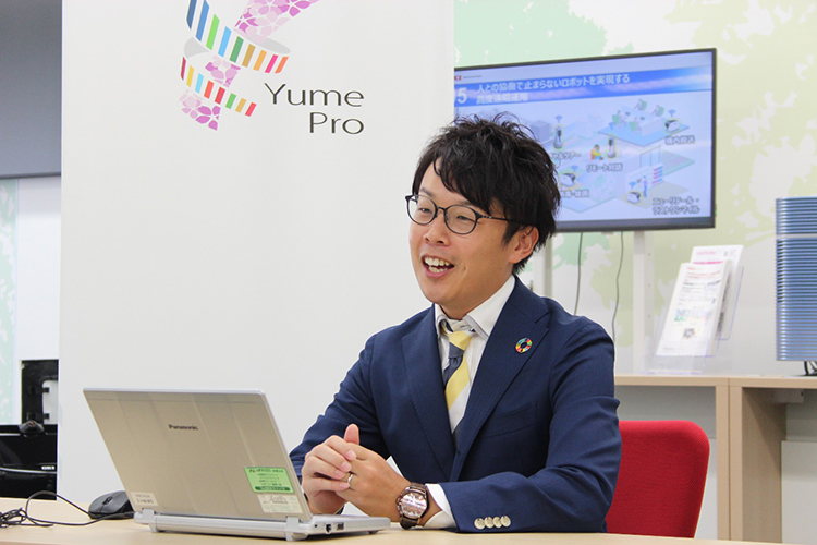 想いを語る長谷川の写真