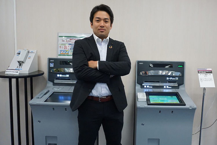 コンポーネント&プラットフォーム事業本部　小澤、ハイジニックタッチパネル（後右）の写真