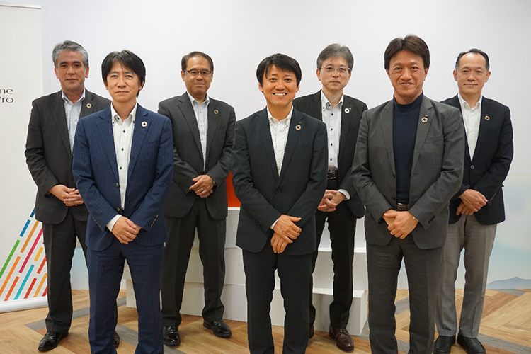 左から金丸、伊藤、駒井、浜口、浅沼、藤原CINO兼CTO、小川の写真