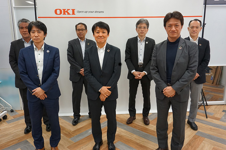左から金丸、伊藤、駒井、浜口、浅沼、藤原CINO兼CTO、小川の写真