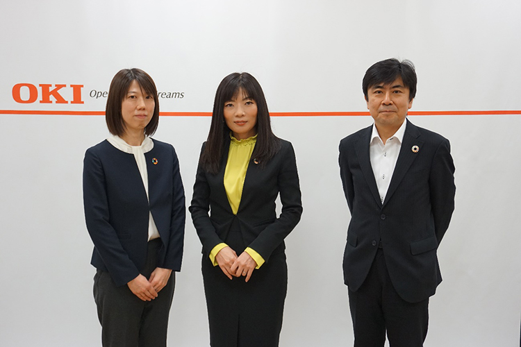 左からOKIエンジニアリング林、松本グループ長、OKIイノベーション推進センター企画室加藤室長の写真